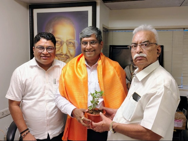 ಲಕ್ಷ್ಮಣ ಸಿ. ಪೂಜಾರಿ ಇವರಿಂದ ಸೂರ್ಯಕಾಂತ್ ಜಯ ಸುವರ್ಣರಿಗೆ ಅಭಿನಂದನೆ ಲಕ್ಷ್ಮಣ ಸಿ. ಪೂಜಾರಿ ಇವರಿಂದ ಸೂರ್ಯಕಾಂತ್ ಜಯ ಸುವರ್ಣರಿಗೆ ಅಭಿನಂದನೆ